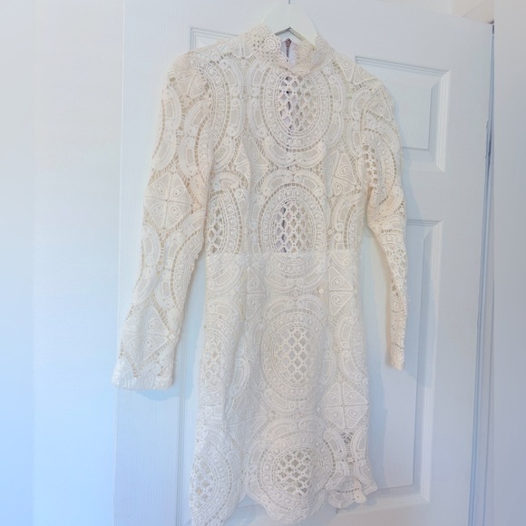 White lace long sleeve dress with lining from the waist down size small - Picture 4 of 4
